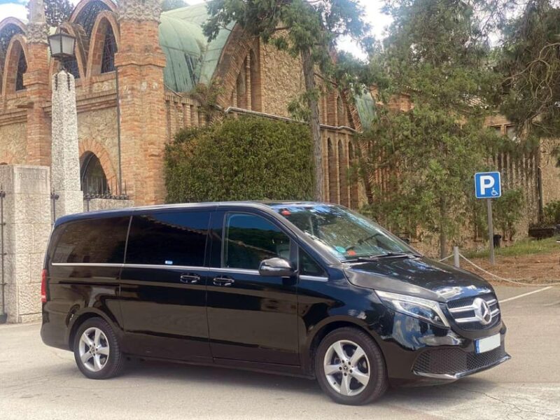 Barcelona: Airport Transfer 1 - 7 Passengers - Flight Monitoring
