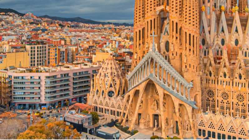 Barcelona: Architecture & Art Nouveau Audio Tour - Key Points