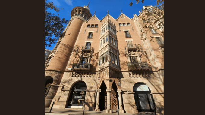 Barcelona: Architecture & Art Nouveau Audio Tour - Important Requirements and Information