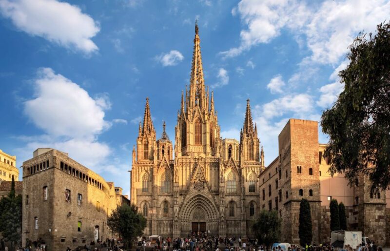 Barcelona: Barri Gotic Small Group Walking Tour - Exploring the Gothic Quarter