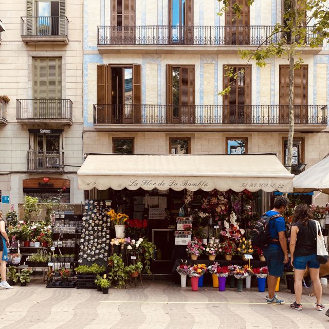 Barcelona: Barri Gotic Small Group Walking Tour - Discovering the Areas Rich History
