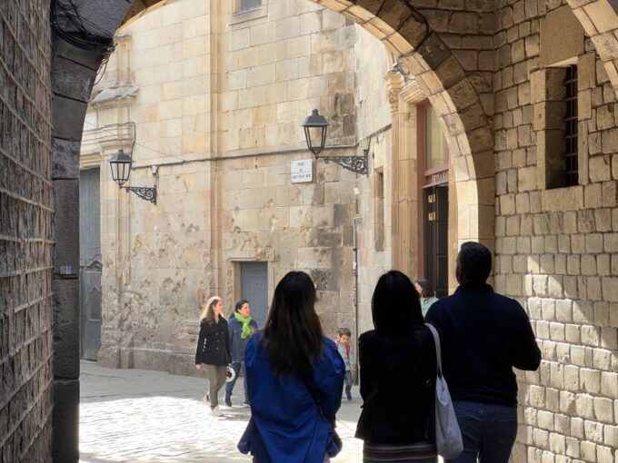 Barcelona: Barri Gotic Walking Tour - Meeting Point Logistics