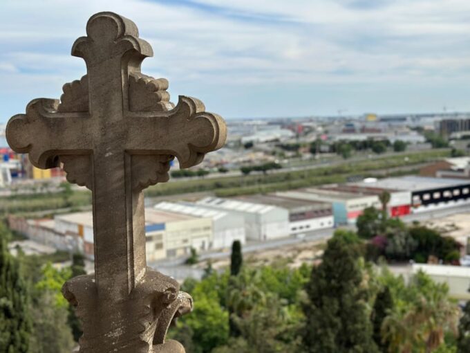 Barcelona: Cemetery Tour - Gothic Graves & Local History - Accessibility and Suitability