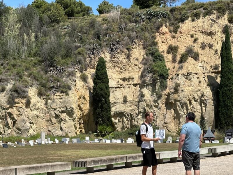 Barcelona: Cemetery Tour - Gothic Graves & Local History - Meeting Point and Photography Opportunities