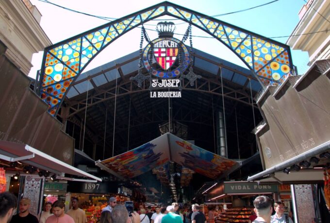 Barcelona City: El Raval and Gothic Quarter Audio Tour - Notable Figures and Landmarks