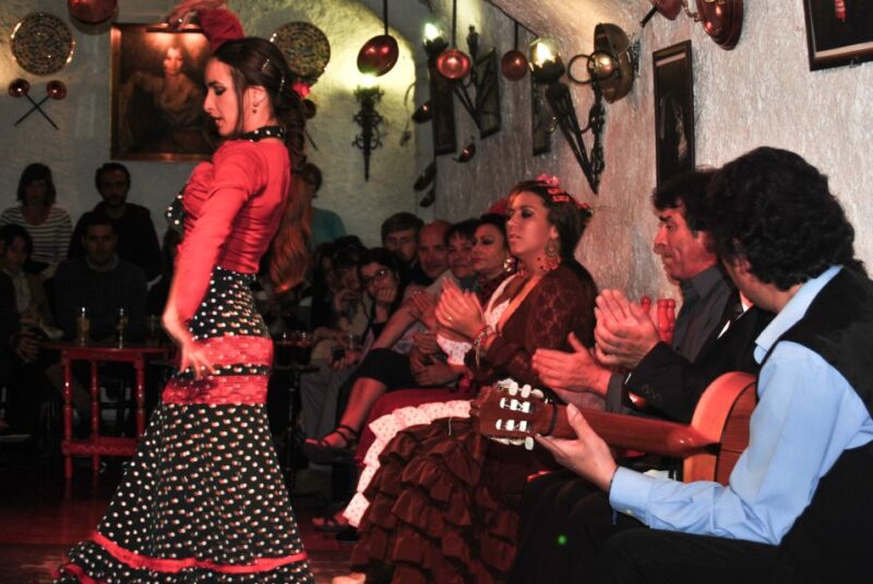 Barcelona: City Tour & Flamenco Show With Wine & Tapas - Tasting Tapas and Drinks