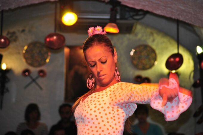 Barcelona: City Tour & Flamenco Show With Wine & Tapas - Duration and Group Size