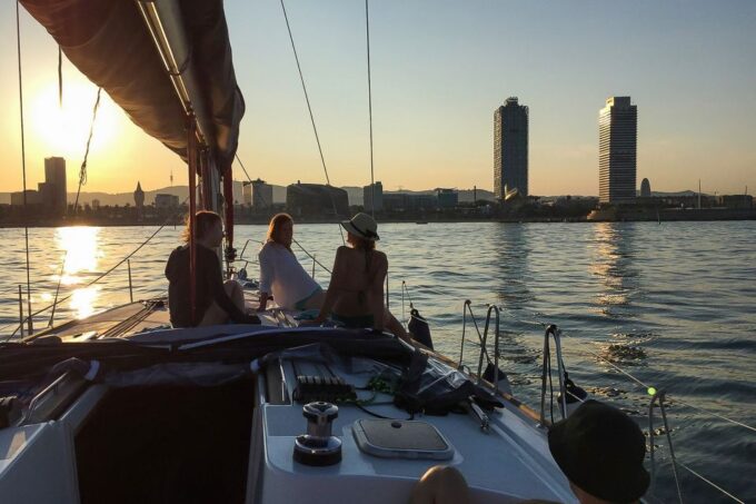 Barcelona: Coastline Boat Trip With Snacks and Cava - Positive Customer Feedback
