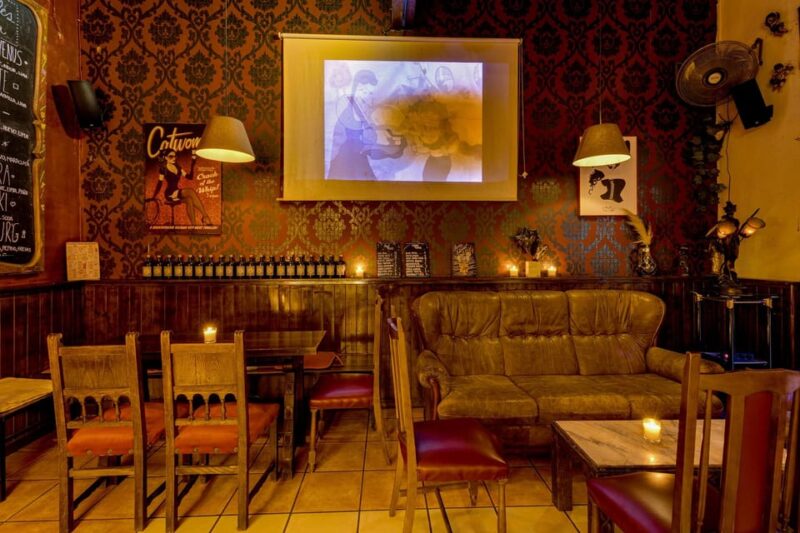 Barcelona: Cocktail Making Class With Tapas - Cocktail Making Experience