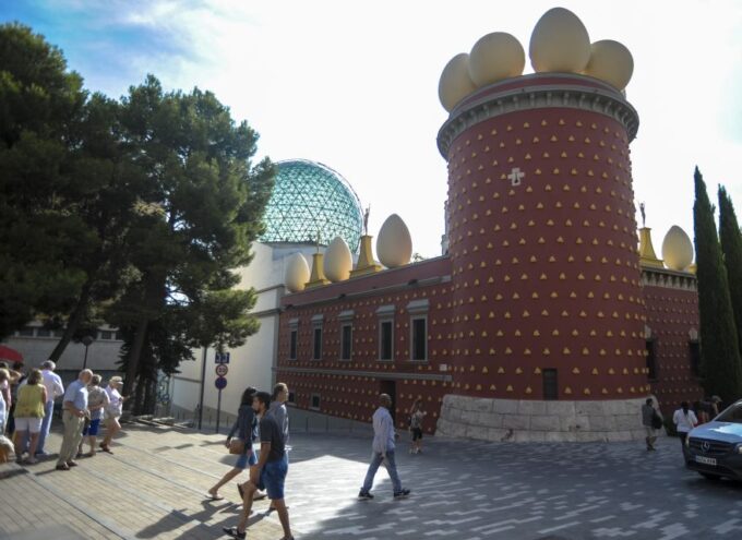 Barcelona: Dali Museum, House and Cadaques Guided Tour - Medieval Coastal Town Lunch