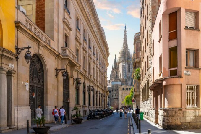 Barcelona El Born in 1 Day: Walking Tour With Digital Guide - Suitability for Solo Travelers, Couples, and Groups