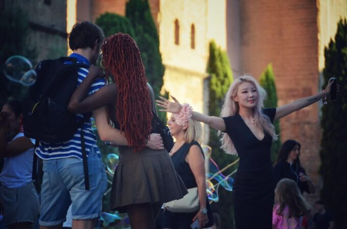 Barcelona: Evening Highlights Walk - Old Town & Gaudí Sights - Meeting and Participation
