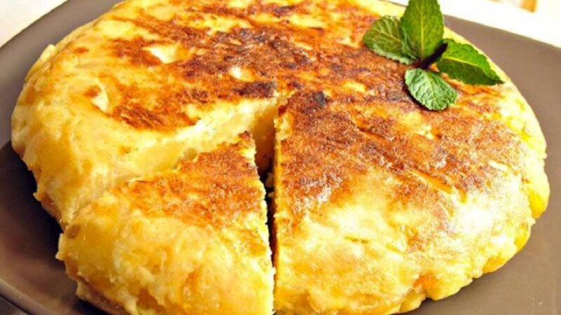 Barcelona: Evening Walking Tour in the Gaudi Area With Tapas - Key Points