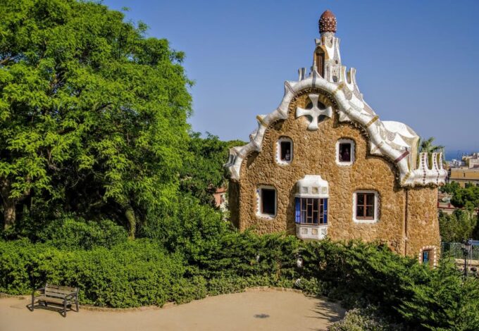 Barcelona: Exclusive Park Güell Private Guided Tour - Navigating the Parks Trails and Landscapes