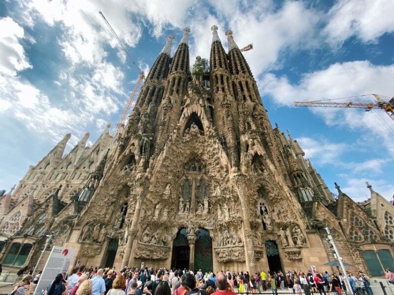 Barcelona: Fast Track Guided Tour of Sagrada Familia - Key Points