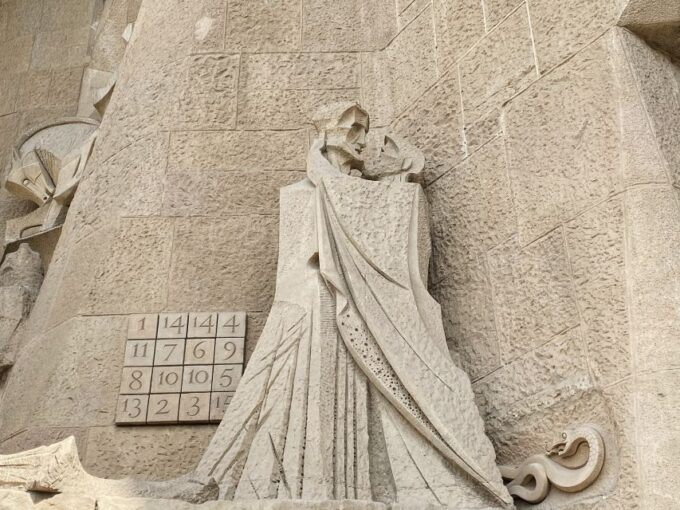 Barcelona: Fast Track Guided Tour of Sagrada Familia - Tour Duration and Language Options