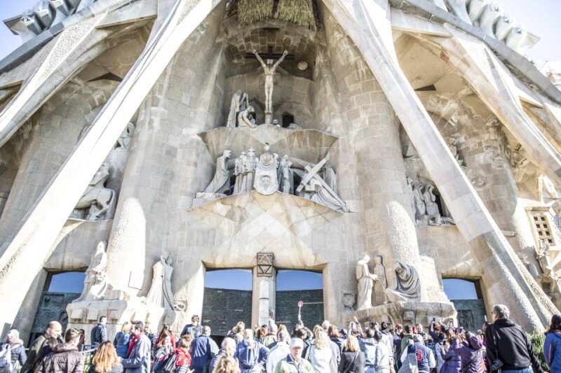 Barcelona: Fast-Track Sagrada Familia and Towers Guided Tour - Key Points