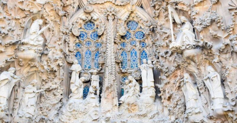 Barcelona: Fast-Track Sagrada Familia and Towers Guided Tour - Guided Tour Details