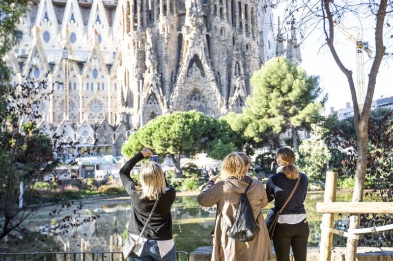 Barcelona: Fast-Track Sagrada Familia and Towers Guided Tour - Dress Code and Accessibility