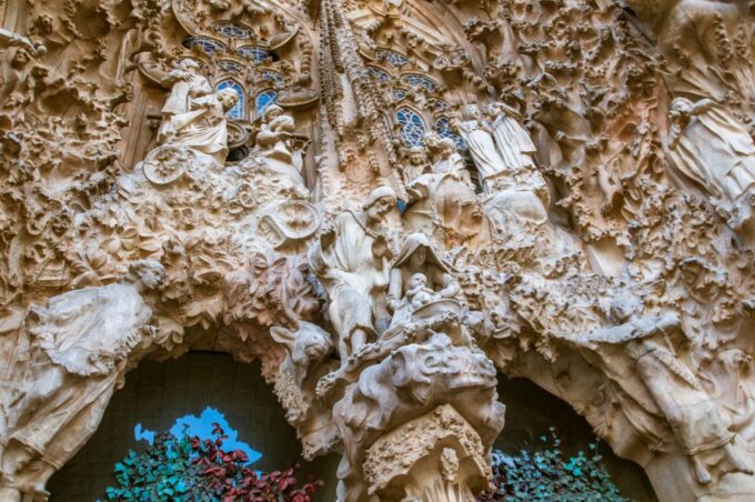 Barcelona: Fast-Track Sagrada Familia and Towers Guided Tour - Important Information