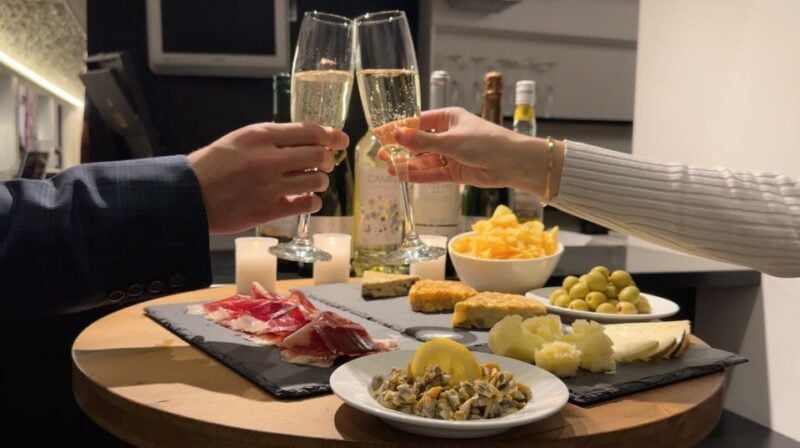 Barcelona: Flamenco Premium Show and Tour Guitar Museum - Explore Guitar Evolution and Musical Styles