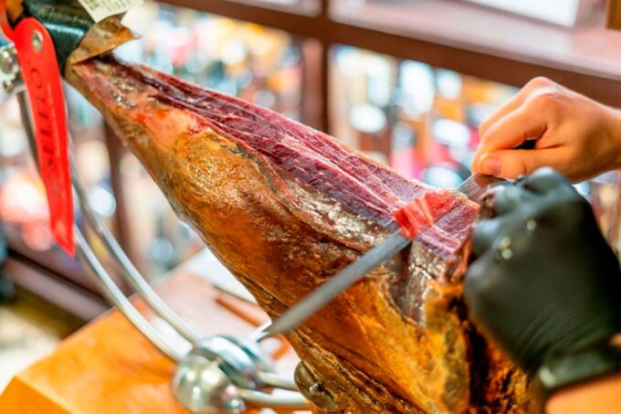 Barcelona: Flamenco & Walking Tour With Tapas in El Born - Palau Dalmases Flamenco Show