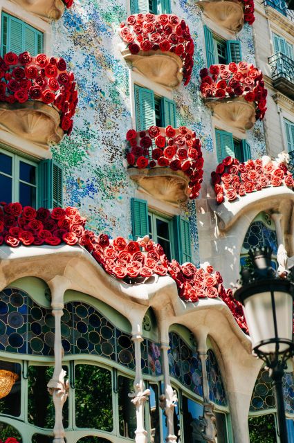 Barcelona: Gaudí Free Walking Tour - Meeting Point and Accessibility