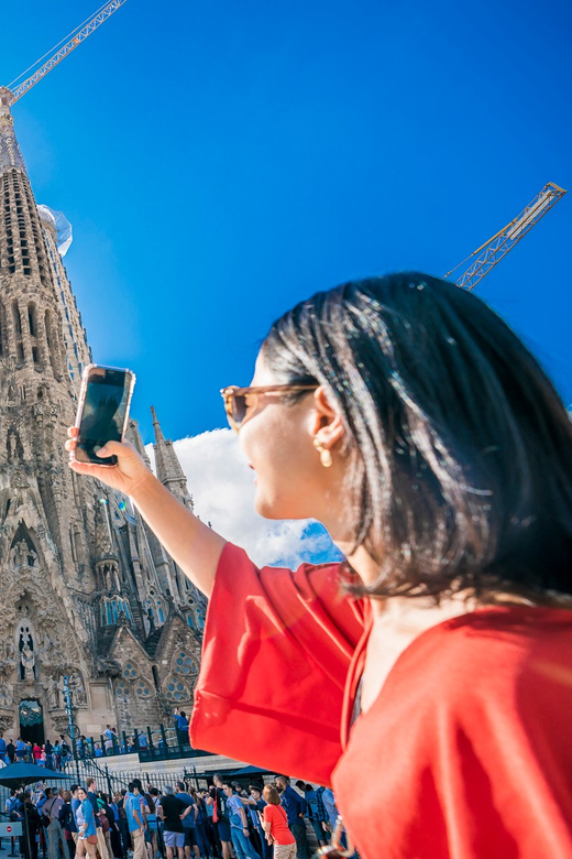 Barcelona Gaudí Guided Tour: Walking Tour & Vespa Tour 5h - Tour Structure