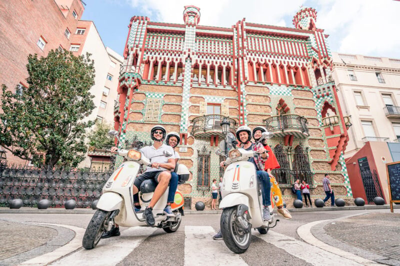 Barcelona Gaudí Guided Tour: Walking Tour & Vespa Tour 5h - Architectural Gems
