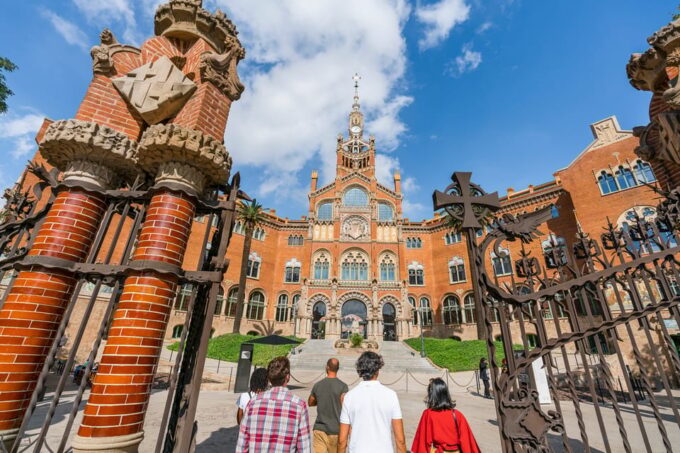 Barcelona Gaudí Guided Tour: Walking Tour & Vespa Tour 5h - Sights and Landmarks