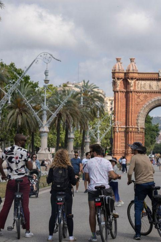 Barcelona: Gaudí Masterpieces & Hidden Gems E-Bike Tour - Itinerary Stops