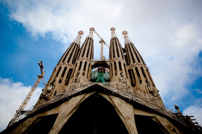 Barcelona, Gaudi, Tapa & Drink: Iconic Spanish Architecture - Accessibility and Participation