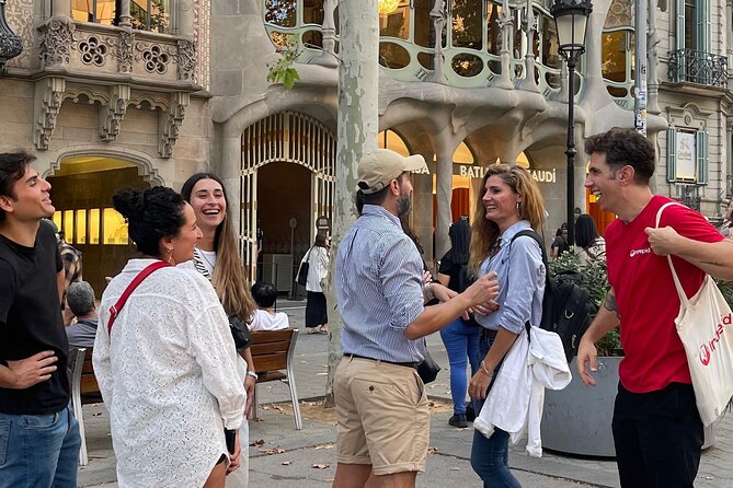 Barcelona, Gaudi, Tapa & Drink: Iconic Spanish Architecture - Tasting Local Tapas