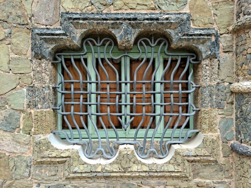Barcelona: Gaudí's Bellesguard Tower - Combination of Gothic and Modernist Styles