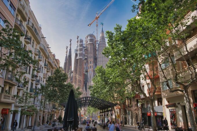 Barcelona: Gaudís City Masterpieces Self-Guided Audio Tour - Exploring Gaudís Masterpieces