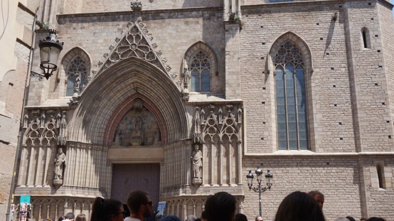 Barcelona: Gothic Quarter and Sagrada Familia Private Tour - Strolling Through La Rambla