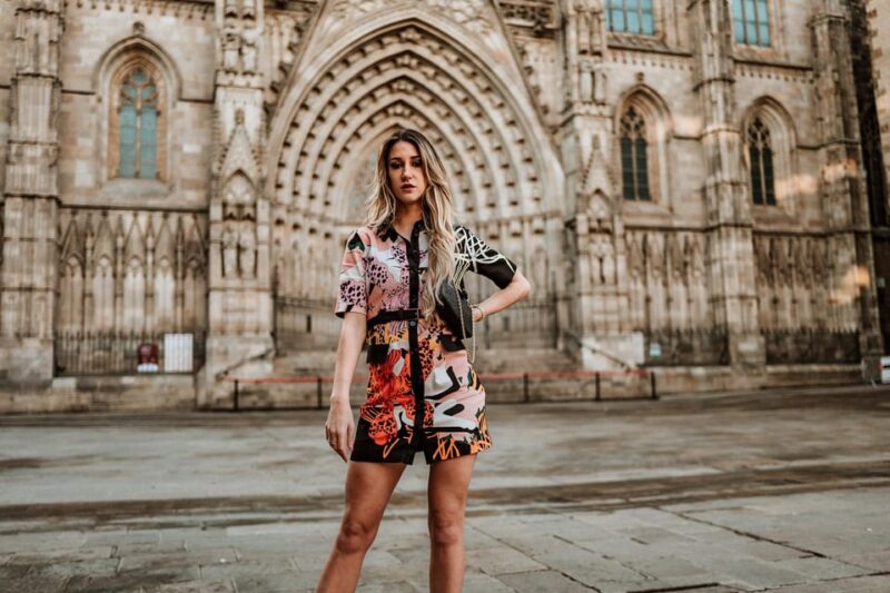 Barcelona: Gothic Quarter Cinematic Photoshoot and Guide - Customer Feedback and Language Options