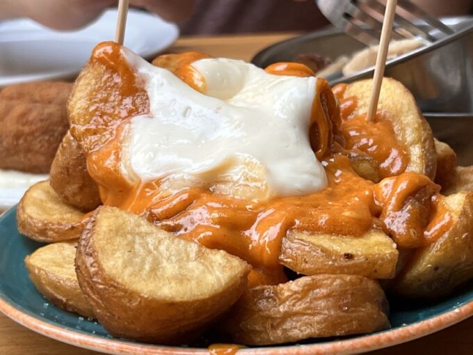 Barcelona: Gothic Quarter Guided Tour With Flamenco & Tapas - Tapas Dinner at Plaza Reial