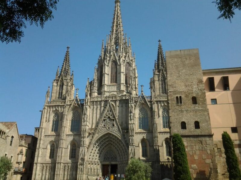 Barcelona: Gothic Quarter Legends Walking Tour With Tapas - Exploring the Gothic Quarter