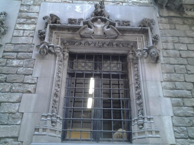 Barcelona: Gothic Quarter Legends Walking Tour With Tapas - Personalized Experience