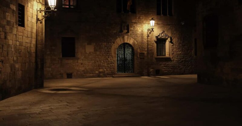 Barcelona: Gothic Quarter Night Walk With Storyteller - Activity Description