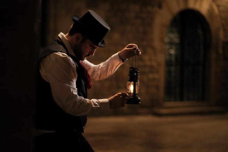 Barcelona: Gothic Quarter Night Walk With Storyteller - Meeting Point