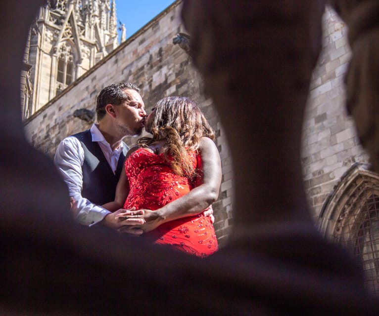 Barcelona: Gothic Quarter Private Photoshoot Experience - Photographer Expertise and Approach