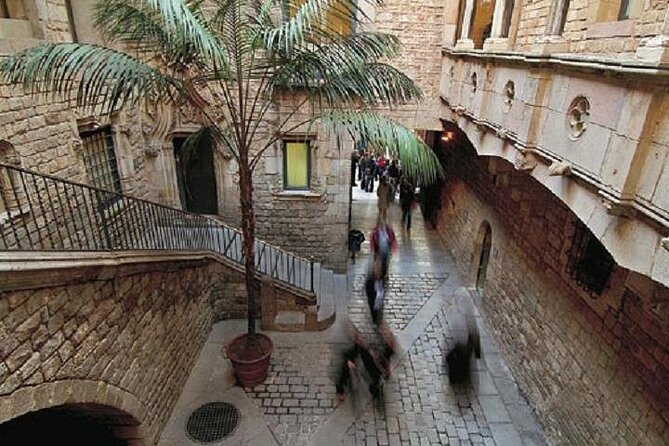 Barcelona Gothic Quarter Walking Tour - Group Size and Language Options