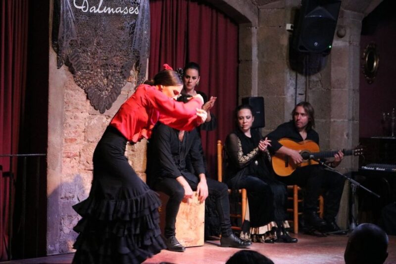 Barcelona: Gothic Walking Tour With Tapas & Flamenco Show - Key Points