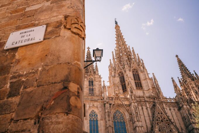 Barcelona: Guided Walking City Tour, Cable Car & Boat Ride - Discovering the Charms of La Barceloneta and the Gothic Quarter