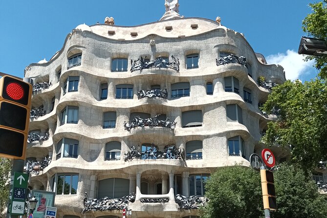Barcelona Highlights Bike Tour - Personalized and Engaging Experience