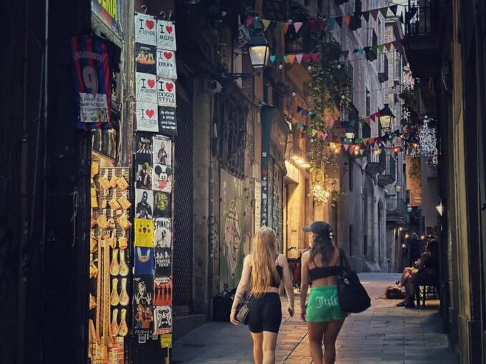 Barcelona: Highlights Walk - Ramblas, Old Town, Gaudí Sights - Experience the Guided Walking Tour Highlights
