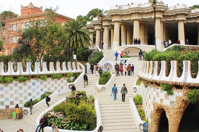 Barcelona in 1 Day: Sagrada Familia, Park Guell,Old Town & Pickup - Guided Walking Tour of Old Town