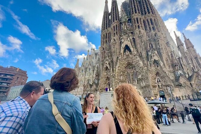Barcelona in a Day Tour: Sagrada Familia, Park Guell & Old Town - La Boqueria Market Exploration